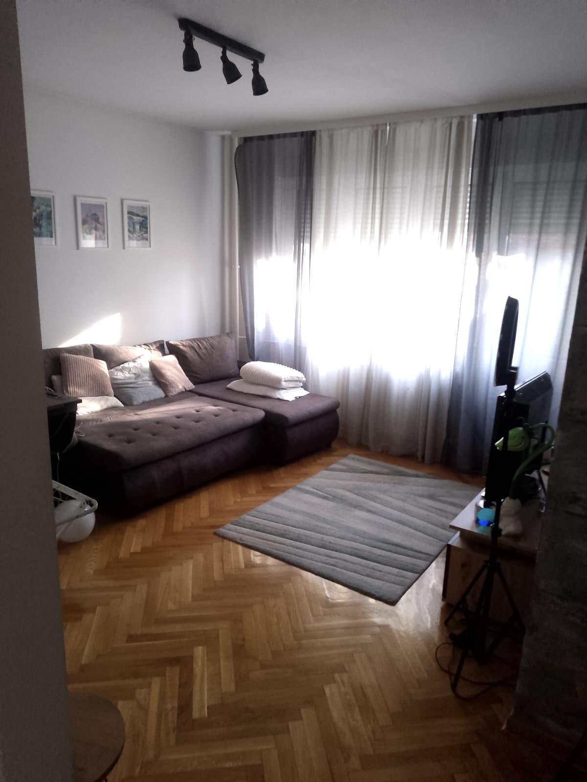 Izdaje se trosoban stan u Južnom bulevaru