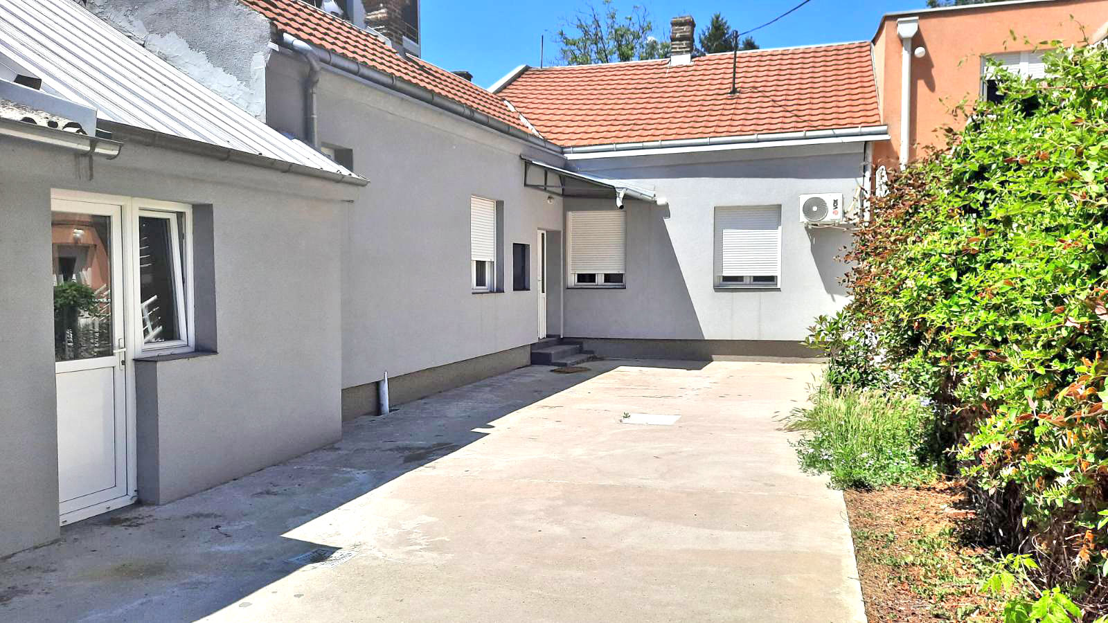 Kuća sa garažom i dvorištem – Crveni krst