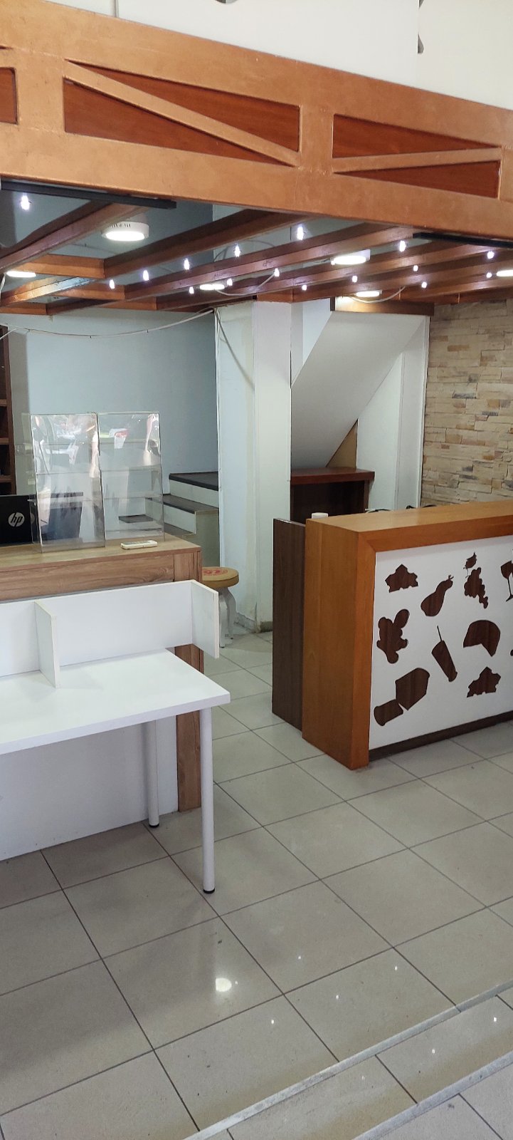 Izdavanje uličnog lokala sa galerijom