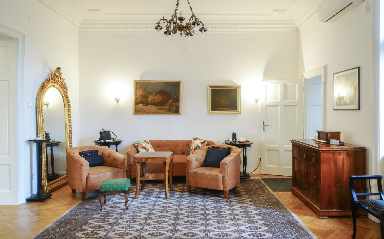 Raskosan, renoviran salonski stan na Cvetnom trgu