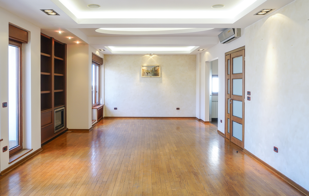 Prodajemo četvorosoban stan, Crveni Krst, 180m²
