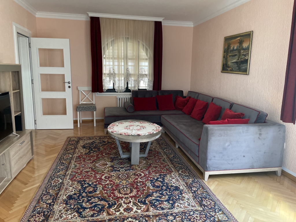 Izdajemo petosoban stan, Medakovic Iii, 200m²