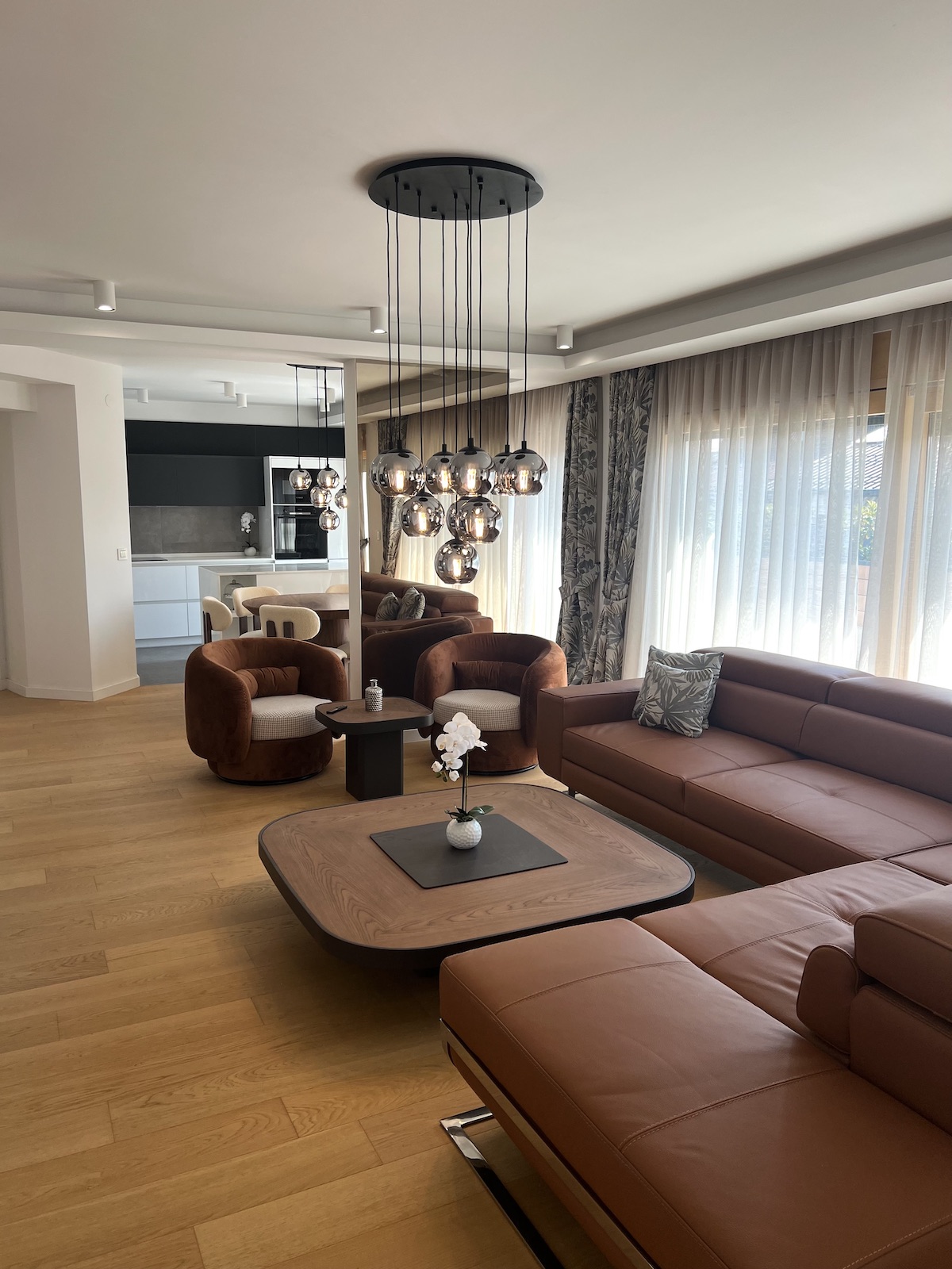 Izdajemo četvorosoban stan, Hram Svetog Save, 205m²