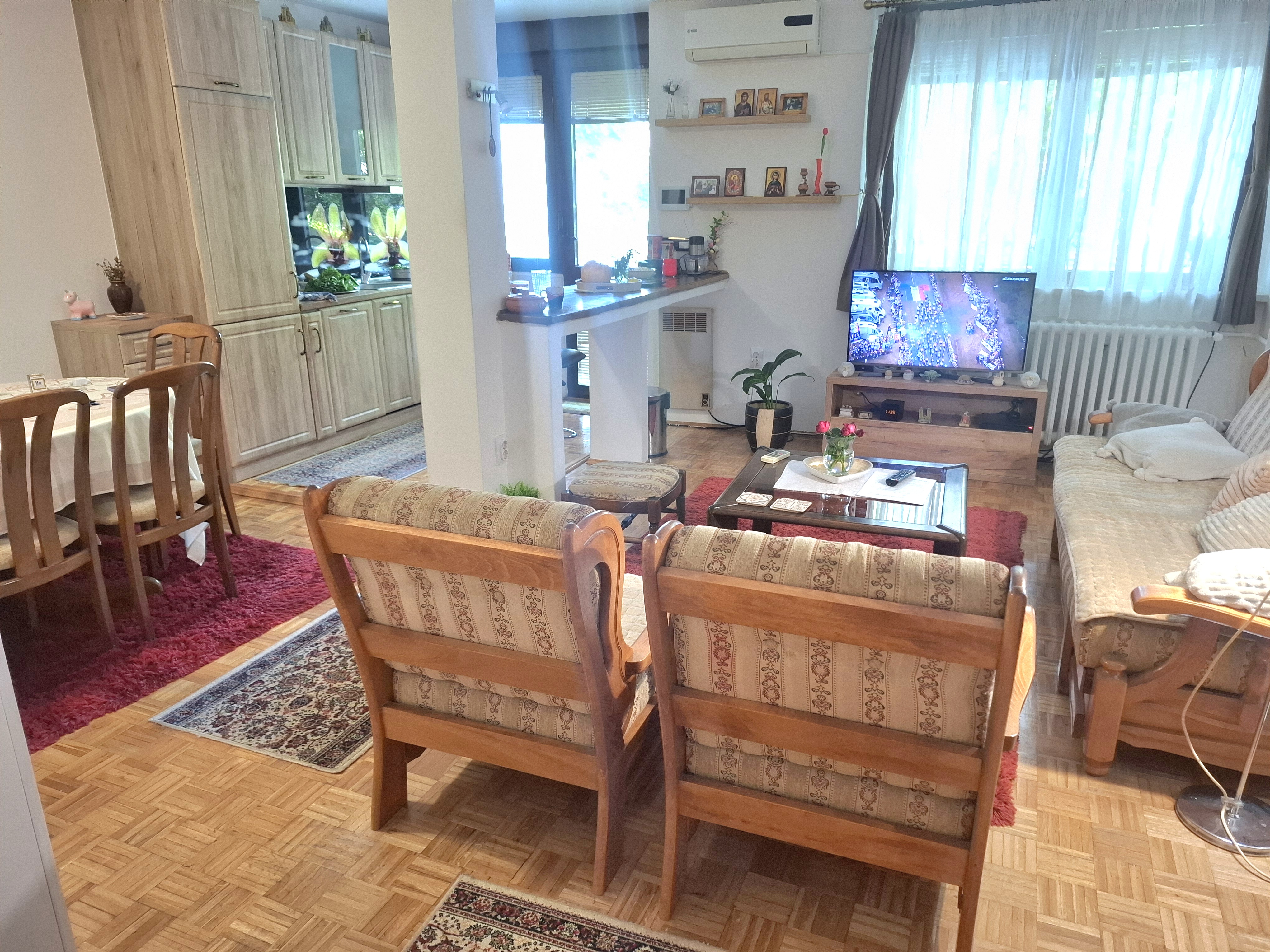 Dvoiposoban stan sa bastom na Banjici